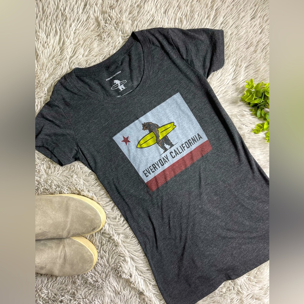 Everyday California grey/blue surfer bear graphic tee size small